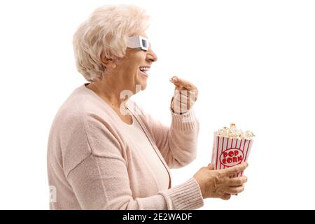 Primo piano di una donna matura con 3d bicchieri da cinema e una scatola di popcorn isolati su bianco sfondo Foto Stock