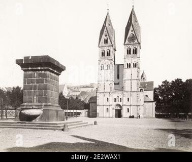 Fotografia d'epoca del XIX secolo: Germania - la Basilica di San Castore è la più antica chiesa di Coblenza nello stato tedesco della Renania Palatinato. Si trova vicino a Deutsches Eck, alla confluenza del Reno e della Mosella. Una fontana chiamata Kastorbrunnen è stata costruita di fronte alla basilica durante l'invasione di Napoleone della Russia nel 1812. Foto Stock