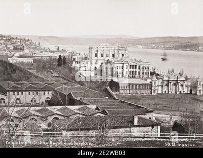 Fotografia d'epoca del XIX secolo: Turchia, Costantinopoli, Istanbul - Palazzo Dolmabahçe situato nel quartiere Beşiktaş di Istanbul, Turchia, sulla costa europea dello stretto del Bosforo, è stato il principale centro amministrativo dell'Impero Ottomano dal 1856 al 1887 e dal 1909 al 1922. Foto Stock