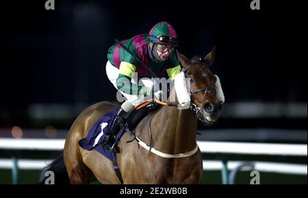 La leggenda del jazz guidata da Kieran o'Neill vince il tuo Hunch Heed a Betway handicap presso l'ippodromo di Southwell. Foto Stock