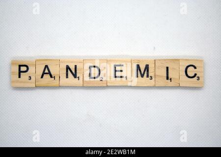 Parola Pandemia. Parola Pandemia fatto di lettere scrable. Foto Stock