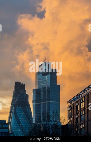 Londra, Regno Unito. 15 gennaio 2021. Il sole tramonta sulla Città di Londra durante il terzo Lockdown di Coronavirus. Credit: Guy Bell/Alamy Live News Foto Stock