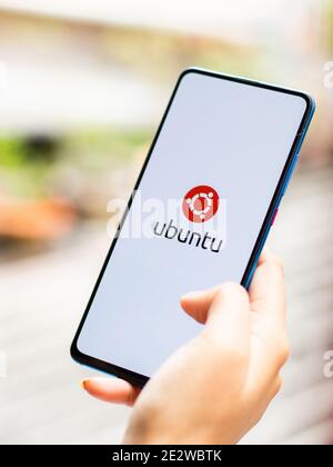 Assam, india - 15 gennaio 2020 : il logo Ubuntu sull'immagine di riserva dello schermo del telefono. Foto Stock