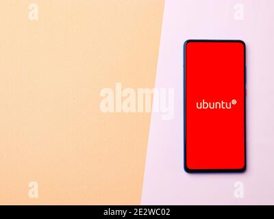 Assam, india - 15 gennaio 2020 : il logo Ubuntu sull'immagine di riserva dello schermo del telefono. Foto Stock