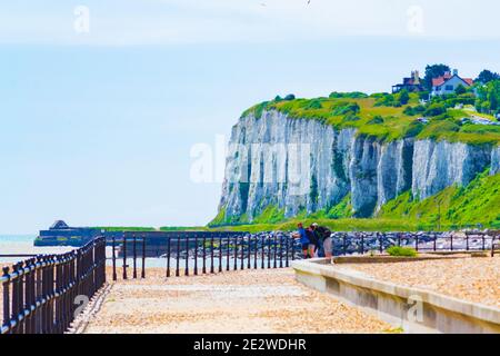 Kingsdown Beach: Una bella passeggiata con una splendida vista sul ciottolo spiaggia e le belle case che costeggiano il lungomare.Luglio 2016, Kent, UK Foto Stock