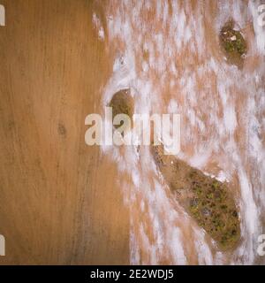 Panorama aereo in cima al drone di un deserto come un paesaggio collinare con pietre di marmo polvere al tramonto a Terena vicino a una diga lago serbatoio, Portogallo Foto Stock