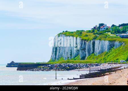 Kingsdown Beach: Una bella passeggiata con una splendida vista sul ciottolo spiaggia e le belle case che costeggiano il lungomare.Luglio 2016, Kent, UK Foto Stock