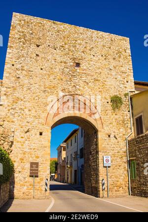 La porta sud del XIV secolo nelle mura cittadine dello storico borgo medievale di Paganico, vicino a Civitella Paganico, provincia di Grosseto, Toscana, Italia Foto Stock