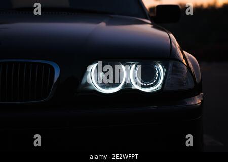 Silhouette di un'auto sportiva nera con fari neri sfondo Foto Stock