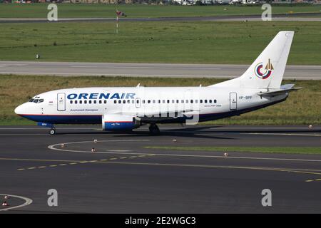 Russian Orenair Boeing 737-500 con registrazione VP-BPE sulla Taxiway all'aeroporto di Dusseldorf. Foto Stock