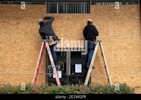 Washington, Stati Uniti. 15 gennaio 2021. I lavoratori salono a bordo delle finestre in un'azienda locale prima del giorno dell'inaugurazione vicino alla Casa Bianca, a Washington, DC, il 15 gennaio 2021, in mezzo alla pandemia del coronavirus. L'inaugurazione presidenziale della prossima settimana si sta svolgendo nonostante i maggiori rischi per la sicurezza, con migliaia di membri della Guardia nazionale degli Stati Uniti di stanza a Washington e misure senza precedenti adottate per salvaguardare l'evento. (Graeme Sloan/Sipa USA) Credit: Sipa USA/Alamy Live News Foto Stock