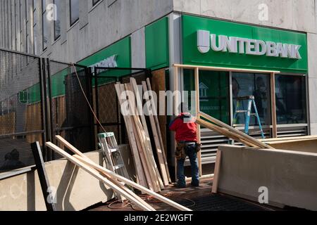 Washington, Stati Uniti. 15 gennaio 2021. I lavoratori salirono a bordo di una filiale bancaria prima del giorno dell'inaugurazione vicino alla Casa Bianca, a Washington, DC, il 15 gennaio 2021, in mezzo alla pandemia del coronavirus. L'inaugurazione presidenziale della prossima settimana si sta svolgendo nonostante i maggiori rischi per la sicurezza, con migliaia di membri della Guardia nazionale degli Stati Uniti di stanza a Washington e misure senza precedenti adottate per salvaguardare l'evento. (Graeme Sloan/Sipa USA) Credit: Sipa USA/Alamy Live News Foto Stock