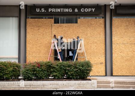 Washington, Stati Uniti. 15 gennaio 2021. I lavoratori salono a bordo delle finestre in un'azienda locale prima del giorno dell'inaugurazione vicino alla Casa Bianca, a Washington, DC, il 15 gennaio 2021, in mezzo alla pandemia del coronavirus. L'inaugurazione presidenziale della prossima settimana si sta svolgendo nonostante i maggiori rischi per la sicurezza, con migliaia di membri della Guardia nazionale degli Stati Uniti di stanza a Washington e misure senza precedenti adottate per salvaguardare l'evento. (Graeme Sloan/Sipa USA) Credit: Sipa USA/Alamy Live News Foto Stock