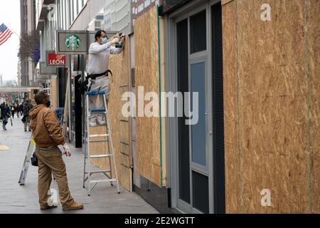 Washington, Stati Uniti. 15 gennaio 2021. I lavoratori salono a bordo delle finestre in un'azienda locale prima del giorno dell'inaugurazione vicino alla Casa Bianca, a Washington, DC, il 15 gennaio 2021, in mezzo alla pandemia del coronavirus. L'inaugurazione presidenziale della prossima settimana si sta svolgendo nonostante i maggiori rischi per la sicurezza, con migliaia di membri della Guardia nazionale degli Stati Uniti di stanza a Washington e misure senza precedenti adottate per salvaguardare l'evento. (Graeme Sloan/Sipa USA) Credit: Sipa USA/Alamy Live News Foto Stock