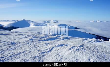 incredibile vista mozzafiato sulle montagne innevate invernali Foto Stock