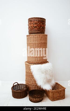 Stack di eleganti cestelli di paglia di vimini fatti a mano per la casa conservazione Foto Stock