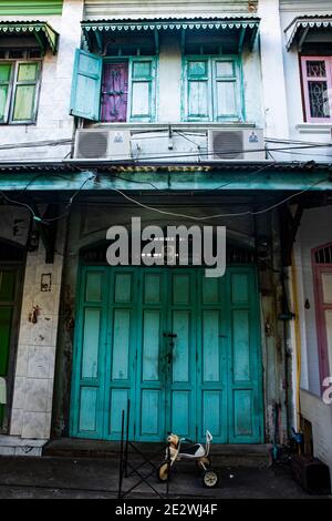 Triciclo solitario lasciato fuori dal negozio chiuso e dalla casa di Talat noi Foto Stock