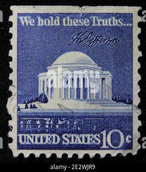 ISTANBUL, TURCHIA - 26 DICEMBRE 2020: USA francobollo mostra Jefferson Memorial e Signature circa 1973 Foto Stock