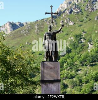 Statua installata nel 1964 di Pelayo Pelagio delle Asturie che Fondò il Regno delle Asturie nel 718 Covadonga Asturie Spagna Foto Stock