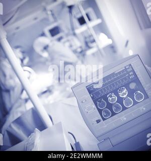 Monitoraggio delle condizioni`s paziente nella sala operatoria. Foto Stock