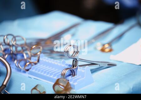 Strumenti chirurgici durante la manipolazione medica. Foto Stock