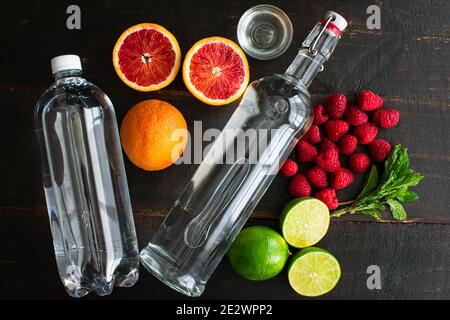 Blood Orange e Raspberry Mojito ingredienti: Rum, acqua soda, agrumi e altri ingredienti da cocktail Foto Stock
