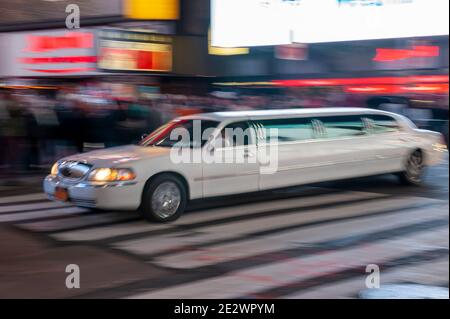 Limousine che si muove rapidamente attraverso Times Square New York Foto Stock