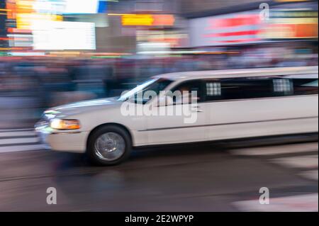 Limousine che si muove rapidamente attraverso Times Square New York Foto Stock