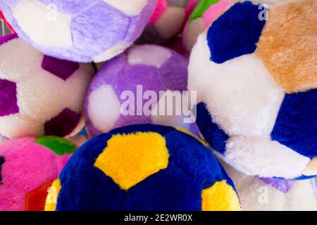 Gruppo di molte palle peluche colorate per il gioco di calcio. Giocattoli per bambini e animali domestici Foto Stock