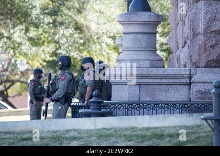 15 gennaio 2021: I Troopers di Stato del DPS e la Guardia Nazionale dell'Esercito del Texas stanno allertando fuori della capitale dello Stato del Texas per le proteste e i rioter. Austin, Texas. Mario Cantu/CSM Foto Stock