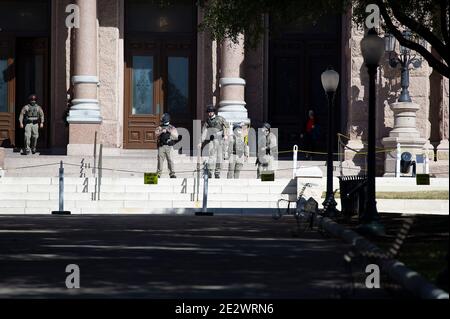 15 gennaio 2021: I Troopers di Stato del DPS e la Guardia Nazionale dell'Esercito del Texas stanno allertando fuori della capitale dello Stato del Texas per le proteste e i rioter. Austin, Texas. Mario Cantu/CSM Foto Stock