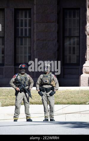 15 gennaio 2021: I Troopers di Stato del DPS e la Guardia Nazionale dell'Esercito del Texas stanno allertando fuori della capitale dello Stato del Texas per le proteste e i rioter. Austin, Texas. Mario Cantu/CSM Foto Stock