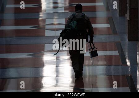 15 gennaio 2021: I soldati dello Stato del DPS e la Guardia Nazionale dell'Esercito del Texas si levano in guardia all'interno della capitale dello Stato del Texas per proteste e rioter. Austin, Texas. Mario Cantu/CSM Foto Stock