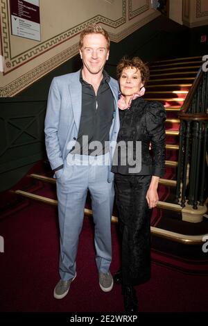 Damian Lewis e Helen McCrory arrivano alla serata di apertura della Nazionale Inglese BalletÕs Cinderella in-the-round alla Royal Albert Hall, Londra. Foto Stock