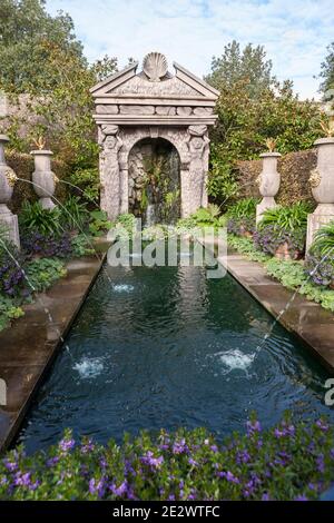 Eleganti fontane e acqua sono conosciute come la Fontana di Arun nel Giardino dell'Earl's Collector, i Giardini del Castello di Arundel, West Sussex, Inghilterra, Regno Unito Foto Stock