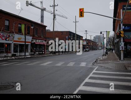 Con l'Ontario che entra in uno "stato di emergenza" a causa di Covid, le strade vuote della banca nel Glebe il Venerdì mattina a Ottawa, Canada. 15 gennaio 2021 Foto Stock