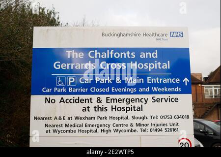 Chalfont St Peter, Buckinghamshire, Regno Unito. 15 gennaio 2021. È stata una mattinata impegnativa al Chalfonts and Gerrards Cross Hospital di Chalfont San Pietro, in quanto molti anziani si sono accodati per la vaccinazione del Covid-19. Lo scopo del Consiglio del Buckinghamshire è che a tutti i residenti di età superiore ai 80 anni sarà stato offerto un appuntamento per la vaccinazione attraverso il loro GP entro la fine di gennaio 2021. Credito: Maureen McLean/Alamy Foto Stock