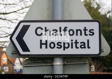 Chalfont St Peter, Buckinghamshire, Regno Unito. 15 gennaio 2021. È stata una mattinata impegnativa al Chalfonts and Gerrards Cross Hospital di Chalfont San Pietro, in quanto molti anziani si sono accodati per la vaccinazione del Covid-19. Lo scopo del Consiglio del Buckinghamshire è che a tutti i residenti di età superiore ai 80 anni sarà stato offerto un appuntamento per la vaccinazione attraverso il loro GP entro la fine di gennaio 2021. Credito: Maureen McLean/Alamy Foto Stock