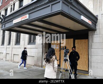 Madison, Wisconsin, Stati Uniti. 15 gennaio 2021. I preparativi sono in corso presso e nei pressi del Campidoglio di Stato a Madison, Wisconsin venerdì 15 gennaio 2021 in caso di violente proteste legate all'insediamento del Presidente eletto Joseph R. Biden e del Vice Presidente eletto Kamala Harris. VANESSA McDOWELL, l'amministratore delegato della YWCA, è intervistato dalla giornalista televisiva JAMIE PEREZ circa la Y che è stato imbarcato come precauzione. La struttura si trova a due isolati dal Campidoglio. (Immagine di credito: © Mark HertzbergZUMA Wire) Foto Stock