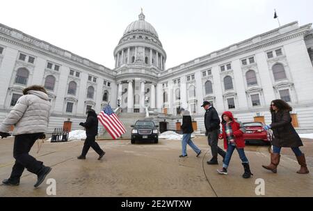 Madison, Wisconsin, Stati Uniti. 15 gennaio 2021. I preparativi sono in corso presso e nei pressi del Campidoglio di Stato a Madison, Wisconsin venerdì 15 gennaio 2021 in caso di violente proteste legate all'insediamento del Presidente eletto Joseph R. Biden e del Vice Presidente eletto Kamala Harris. Le finestre del primo piano dell'edificio sono salite e le barriere stradali vengono installate attraverso tutte e quattro le strade che conducono all'edificio. Un piccolo gruppo di persone, guidato da una donna che porta una bandiera americana e prega il Rosario, marciò intorno e intorno al Campidoglio, pregando per la pace. (Immagine di credito: © Mark Hertzb Foto Stock