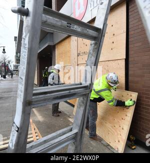 Madison, Wisconsin, Stati Uniti. 15 gennaio 2021. I preparativi sono in corso presso e nei pressi del Campidoglio di Stato a Madison, Wisconsin venerdì 15 gennaio 2021 in caso di violente proteste legate all'insediamento del Presidente eletto Joseph R. Biden e del Vice Presidente eletto Kamala Harris. L'UW Credit Union, di fronte all'edificio del Campidoglio, è in fase di imbarco. (Immagine di credito: © Mark HertzbergZUMA Wire) Foto Stock