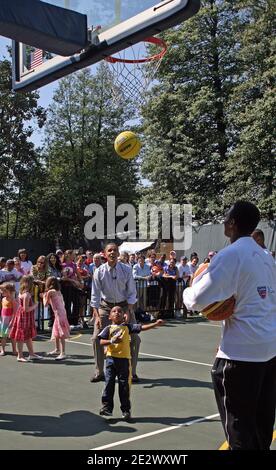 Il presidente DEGLI STATI UNITI Barack Obama si acclama Joshua Gresham, 4, di Bowie, MD, mentre spara un cesto durante un evento di abilità di basket all'annuale Easter Egg Roll sul prato sud della Casa Bianca a Washington DC, USA il 5 aprile 10. Foto di Martin H. Simon/ABACAPRESS.COM (nella foto: Barack Obama) Foto Stock