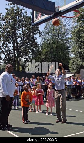 Il presidente DEGLI STATI UNITI Barack Obama spara un cesto durante un evento di abilità di pallacanestro all'annuale Easter Egg Roll sul prato meridionale della Casa Bianca a Washington DC, USA il 5 aprile 10. Foto di Martin H. Simon/ABACAPRESS.COM (nella foto: Barack Obama) Foto Stock