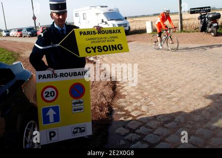 La sezione strategica di ciottoli della corsa ciclistica Parigi-Roubaix chiamata 'Carrefour de l'Arbre' a Gruson, vicino a Lille, Francia settentrionale, il 6 aprile 2010. Foto di Sylvain Lefevre/ABACAPRESS.COM Foto Stock