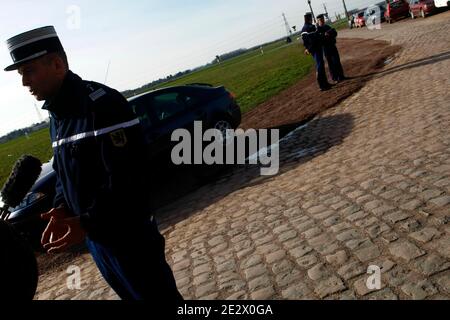 La sezione strategica di ciottoli della corsa ciclistica Parigi-Roubaix chiamata 'Carrefour de l'Arbre' a Gruson, vicino a Lille, Francia settentrionale, il 6 aprile 2010. Foto di Sylvain Lefevre/ABACAPRESS.COM Foto Stock