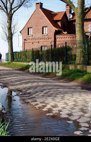 La sezione strategica di ciottoli della corsa ciclistica Parigi-Roubaix chiamata 'Carrefour de l'Arbre' a Gruson, vicino a Lille, Francia settentrionale, il 6 aprile 2010. Foto di Sylvain Lefevre/ABACAPRESS.COM Foto Stock