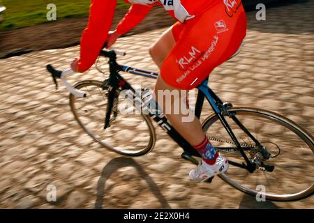 La sezione strategica di ciottoli della corsa ciclistica Parigi-Roubaix chiamata 'Carrefour de l'Arbre' a Gruson, vicino a Lille, Francia settentrionale, il 6 aprile 2010. Foto di Sylvain Lefevre/ABACAPRESS.COM Foto Stock