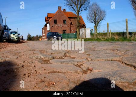 La sezione strategica di ciottoli della corsa ciclistica Parigi-Roubaix chiamata 'Carrefour de l'Arbre' a Gruson, vicino a Lille, Francia settentrionale, il 6 aprile 2010. Foto di Sylvain Lefevre/ABACAPRESS.COM Foto Stock