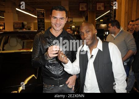 Il DJ francese David Vendetta riceve le chiavi della sua Porsche Cayenne personalizzata da Patrice Charin al 21° Salone du Cabriolet, Coupe e SUV tenuto a Porte de Versailles, a Parigi, Francia il 9 aprile 2010. Foto di Nicolas Briquet/ABACAPRESS.COM. Foto Stock