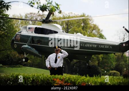 Il presidente AMERICANO Barack Obama cammina sul prato meridionale della Casa Bianca a Washington, DC, USA il 9 aprile 2010, al suo ritorno dalla Repubblica Ceca. Obama e il suo omologo russo Dmitry Medvedev hanno firmato un trattato fondamentale che impegna le loro nazioni a ridurre le armi nucleari. Foto di Olivier Douliery /ABACAPRESS.COM Foto Stock